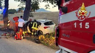 Camerino - Auto finisce contro un albero: ferito un automobilista